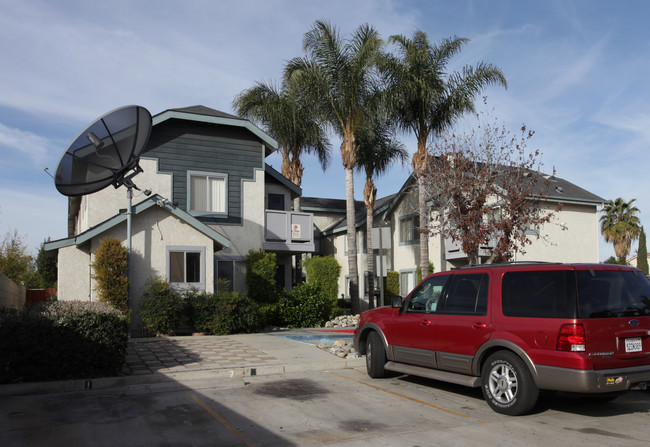 6066 Crest Ave in Riverside, CA - Foto de edificio - Building Photo