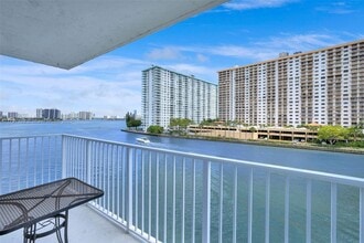 4000 NE 169th St in North Miami Beach, FL - Building Photo - Building Photo