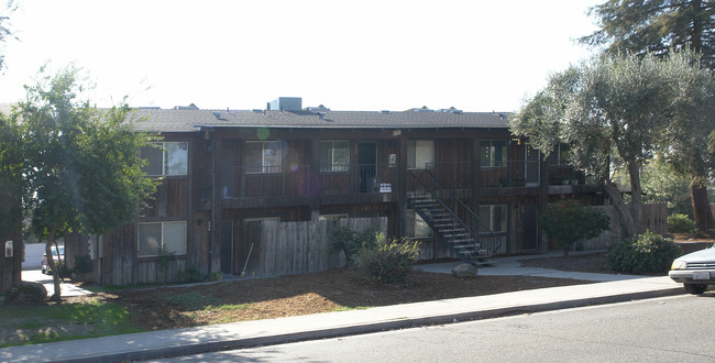 680-696 Cedar Ave in Atwater, CA - Foto de edificio - Building Photo