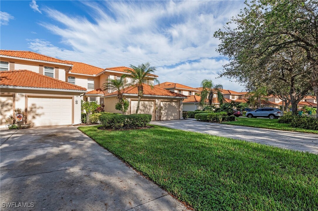 280 Robin Hood Cir in Naples, FL - Building Photo