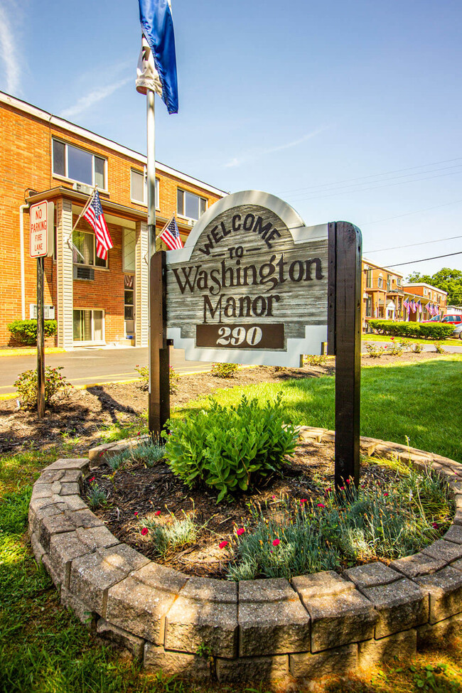 Carriage House Apartments in Elyria, OH - Building Photo - Building Photo