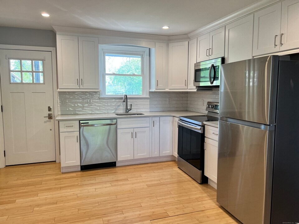 7 Dale St in Stamford, CT - Building Photo