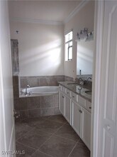 9238 Shadow Oak Ln in Naples, FL - Building Photo - Building Photo
