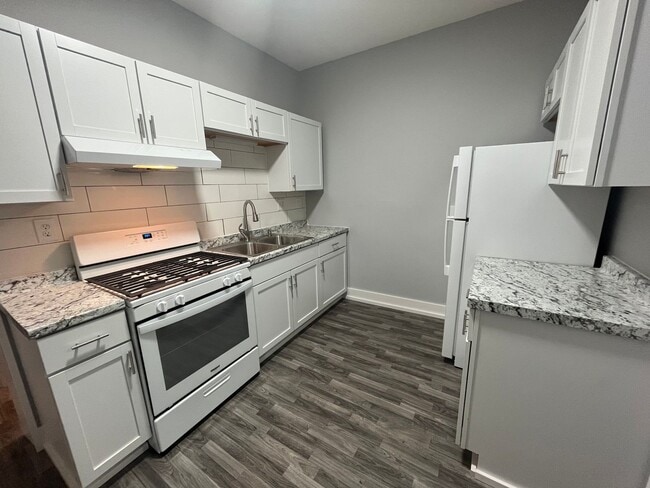 8100 W National Ave in West Allis, WI - Foto de edificio - Building Photo