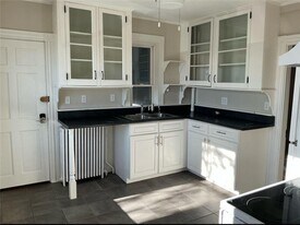 12 Caswell Ave in Newport, RI - Building Photo