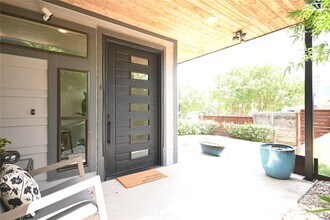 1904 S L Davis Ave in Austin, TX - Foto de edificio - Building Photo