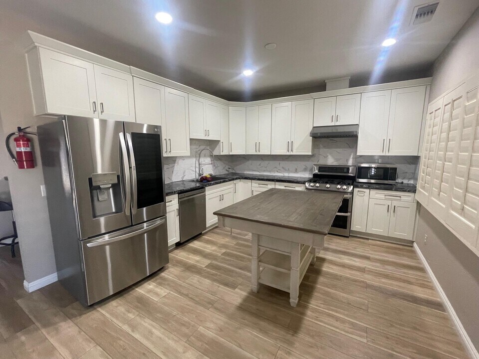 73920 White Stone Ln in Palm Desert, CA - Building Photo
