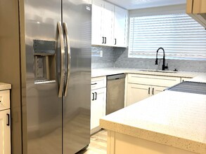 13327 N 26th Ave in Phoenix, AZ - Foto de edificio - Building Photo