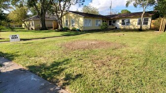 1712 W 8th St in Freeport, TX - Building Photo