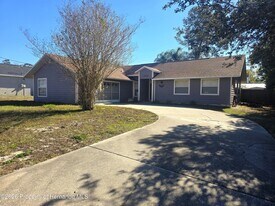 13436 White Plains St in Spring Hill, FL - Building Photo