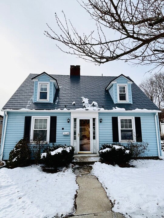 11 Gifford Dr in Worcester, MA - Building Photo