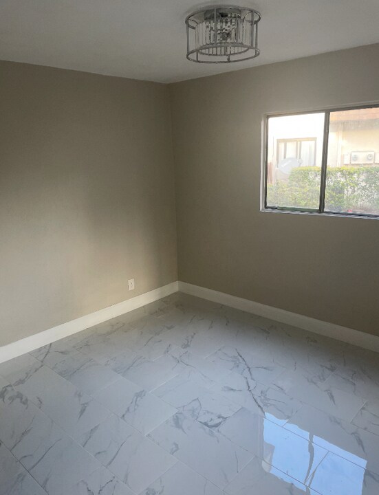 121 San Remo Blvd in North Lauderdale, FL - Building Photo