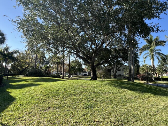 3211 Jog Park Dr in Greenacres, FL - Building Photo - Building Photo