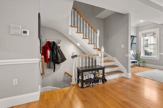 8 Pacific St, Unit 2 in Boston, MA - Foto de edificio - Building Photo