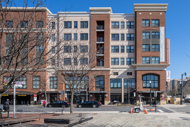 Penrose Apartments in Arlington, VA - Foto de edificio - Building Photo