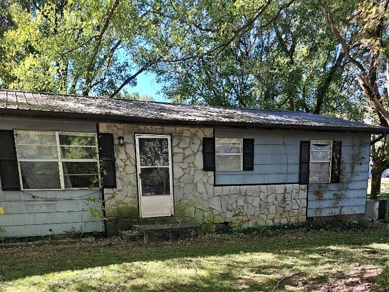 4553 S Creek Dr in Cookeville, TN - Foto de edificio