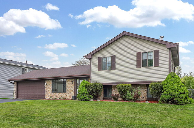 3920 Shoreline Dr in Hanover Park, IL - Building Photo - Building Photo