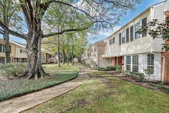 12921 Trail Hollow Dr in Houston, TX - Building Photo - Building Photo