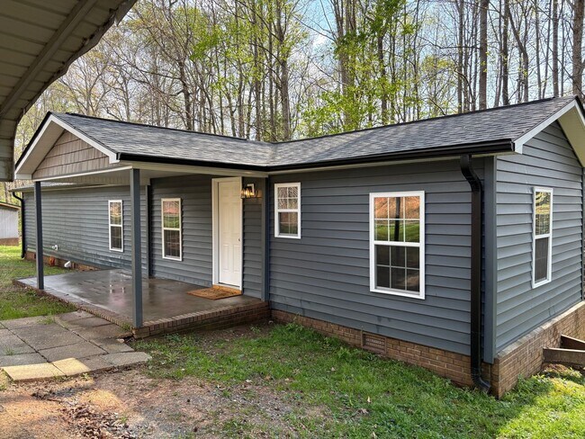 3855 Creekridge Country Rd in Randleman, NC - Building Photo - Building Photo