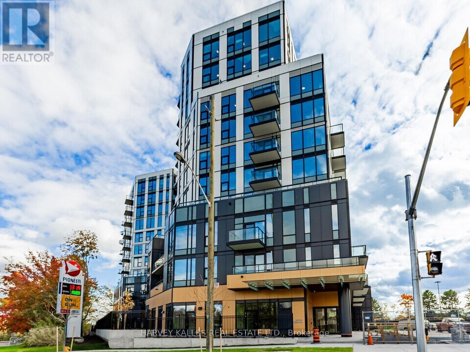 7439 Kingston Rd in Toronto, ON - Building Photo