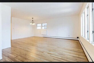 136 Suburbia Terrace in Jersey City, NJ - Building Photo - Building Photo