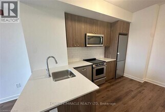 210 Erb St. W in Waterloo, ON - Building Photo - Building Photo