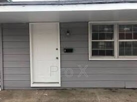 104 W Hudson St in Pittsburg, KS - Building Photo