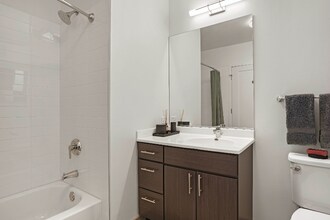 135 W Superior St in Chicago, IL - Building Photo - Building Photo
