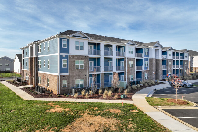 Encore at Welden Village in Kernersville, NC - Foto de edificio - Building Photo