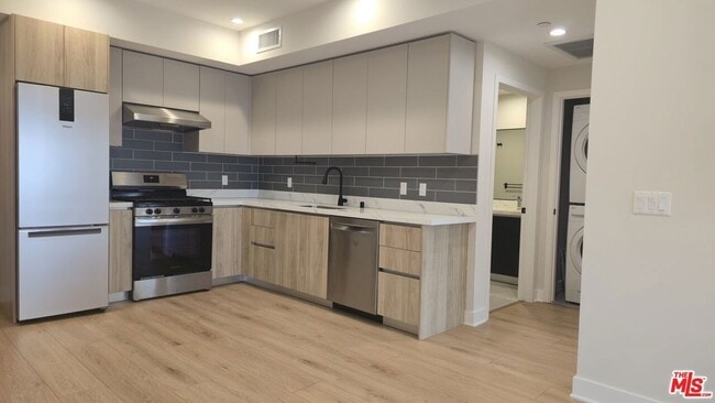 property at 1530 S Hayworth Ave