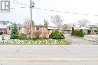 1328 Pinegrove Rd in Oakville, ON - Building Photo - Building Photo