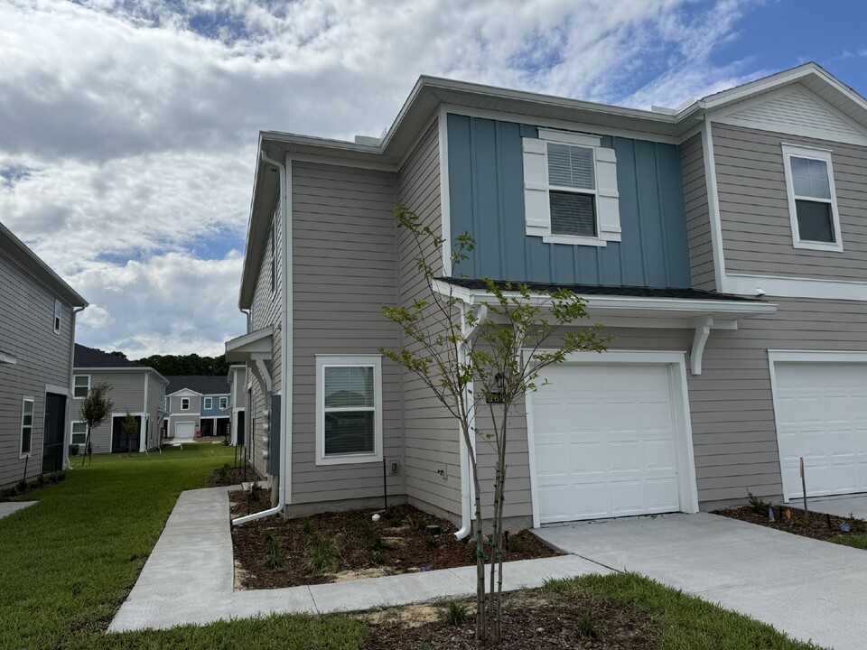 1688 Gdn Grv Ct in Jacksonville, FL - Foto de edificio