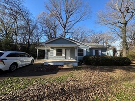 1087 Hickory Ave in Florence, AL - Building Photo