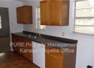 2333 SW Moundview Dr in Topeka, KS - Building Photo - Building Photo