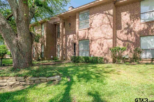 5825 Hollytree Dr in Tyler, TX - Building Photo - Building Photo