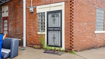 15300 Waterloo Rd in Cleveland, OH - Building Photo