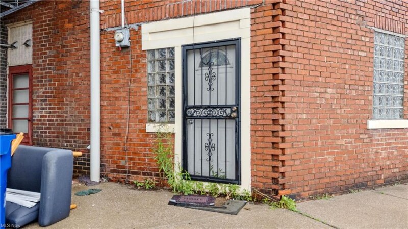 15300 Waterloo Rd in Cleveland, OH - Building Photo