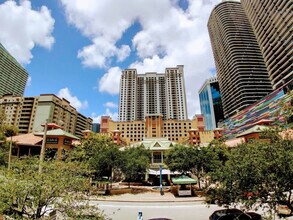 999 Brickell Bay Dr in Miami, FL - Foto de edificio - Building Photo
