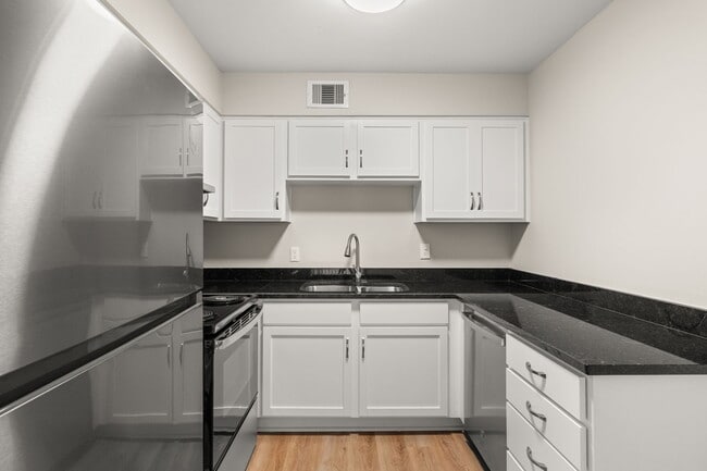 Breeze Apartments in Gulf Breeze, FL - Building Photo - Building Photo