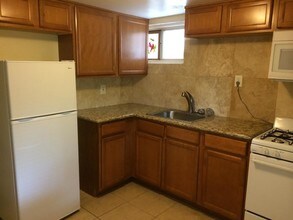 1045 Corona St, Unit B in Denver, CO - Foto de edificio - Building Photo