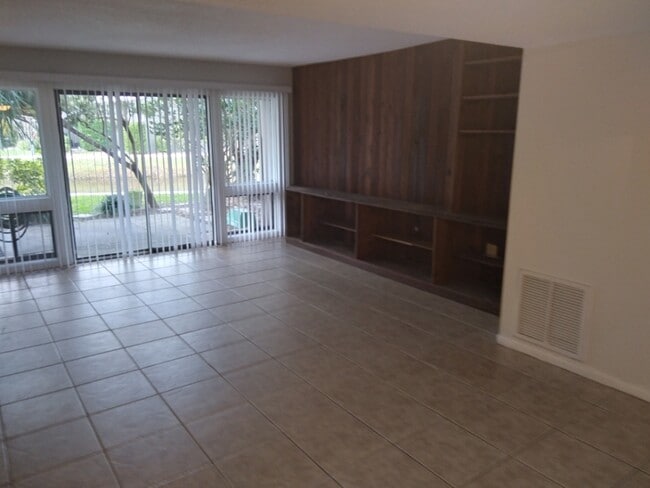 5933 Windhover Dr in Orlando, FL - Building Photo - Building Photo