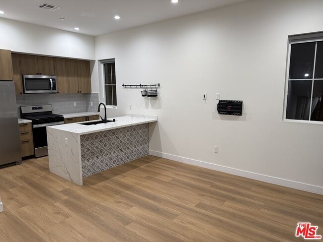 property at 1733 S Barrington Ave