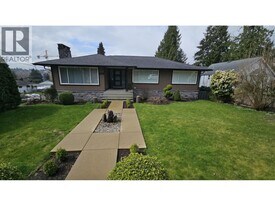 376 Richard St in Coquitlam, BC - Building Photo