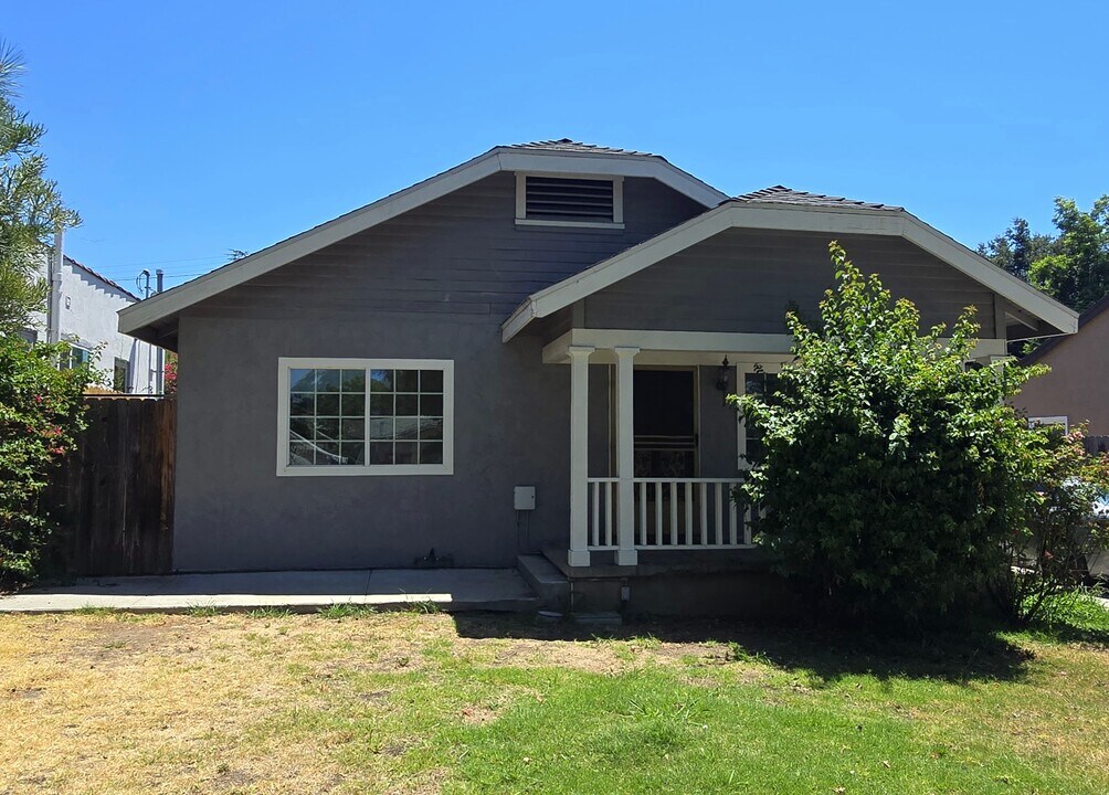 1552 Hazelwood Ave, Unit Main house in Los Angeles, CA - Building Photo