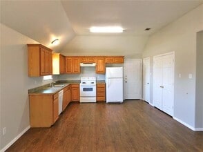 124 Private Road 3230 in Bridgeport, TX - Foto de edificio - Building Photo