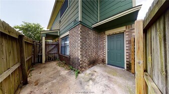 2807 Longmire Dr, Unit A in College Station, TX - Building Photo