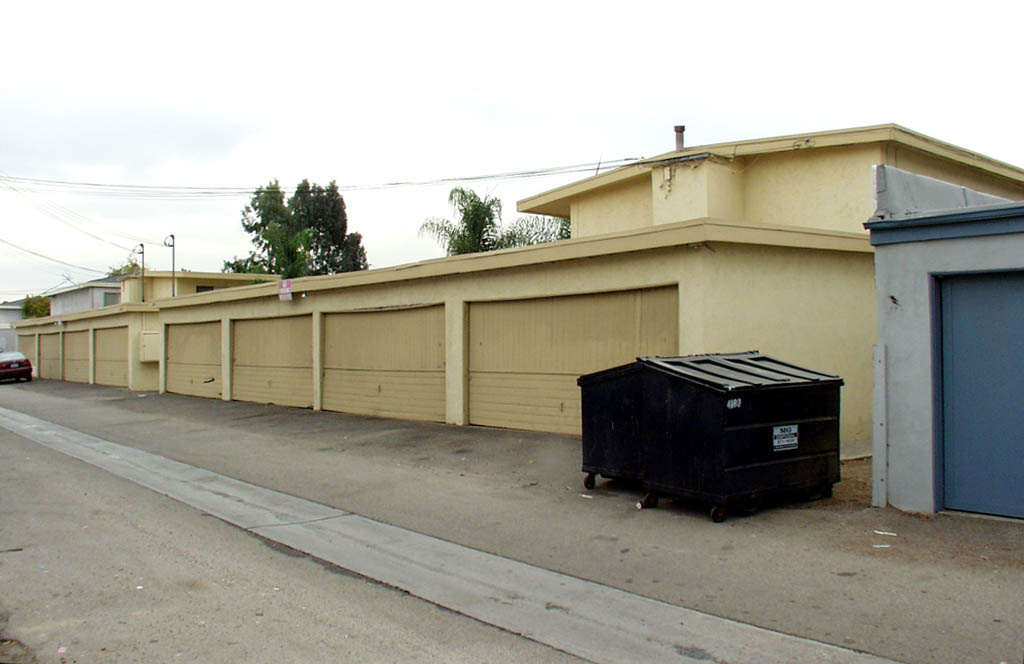 Whiting Avenue Apartments in Fullerton, CA - Building Photo