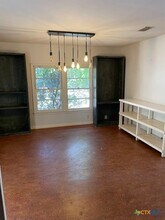 107 E Holland St in San Marcos, TX - Foto de edificio - Building Photo