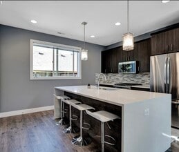 10410 SW 46th Pl in Portland, OR - Building Photo - Building Photo