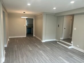 6823 N Northwest Hwy in Chicago, IL - Foto de edificio - Building Photo